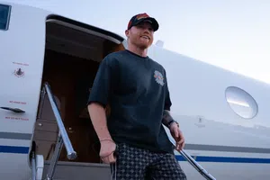 Canelo Álvarez llega a Las Vegas para su pelea contra Terence Crawford