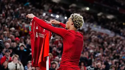 Hugo Ekitike de Liverpool se disculpa por festejo que le valió tarjeta roja y suspensión