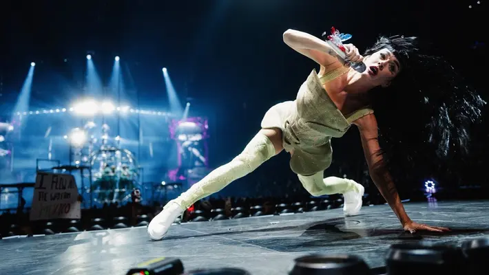 VIDEO: Katy Perry recibe descarga eléctrica en pleno show… y sigue cantando