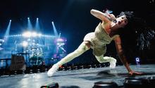 VIDEO: Katy Perry recibe descarga eléctrica en pleno show… y sigue cantando