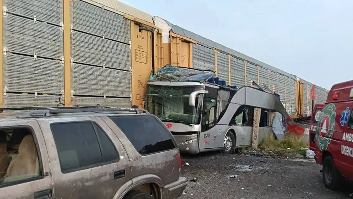 Camión de pasajeros es embestido por tren en Atlacomulco; hay 8 muertos y 45 lesionados