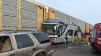 Camión de pasajeros es embestido por tren en Atlacomulco; hay 8 muertos y 45 lesionados