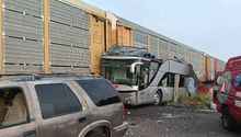 Camión de pasajeros es embestido por tren en Atlacomulco; hay 8 muertos y 45 lesionados
