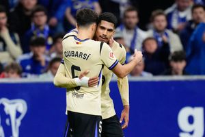 Barcelona vence de visita al Oviedo y acecha a Real Madrid