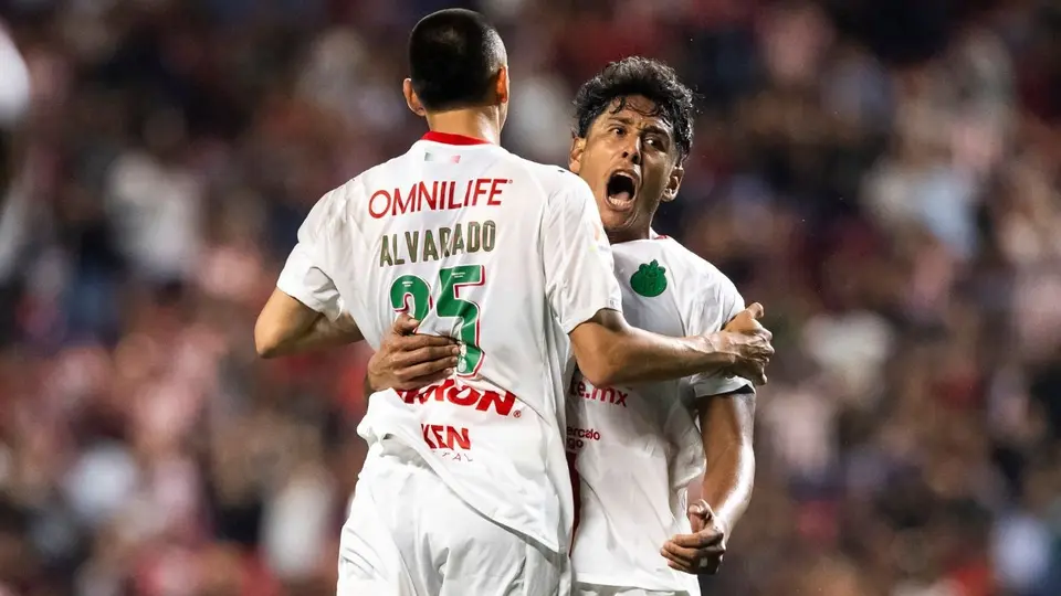 Chivas se repone de una desventaja de tres goles y le saca el empate a los Xolos en la frontera