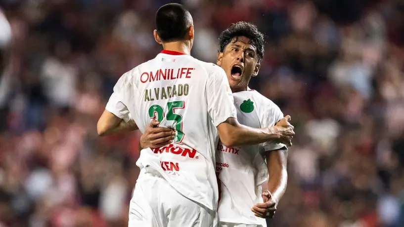 Chivas se repone de una desventaja de tres goles y le saca el empate a los Xolos en la frontera