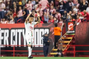 ¡Ley del ex! Efraín Álvarez anota golazo en el Chivas vs Xolos