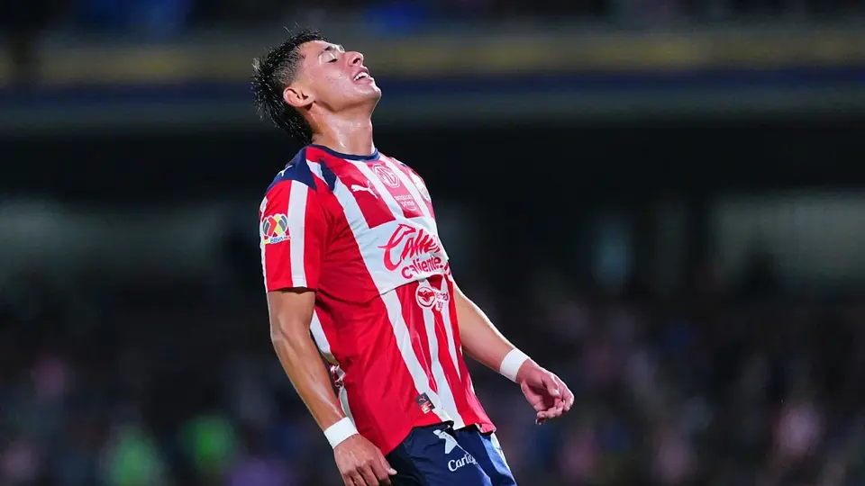Futbolistas de Chivas que pasaron de la banca a ser pieza clave en el equipo