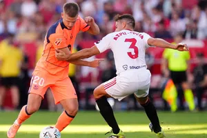 Dani Olmo se lesiona y enciende alarmas en Barcelona previo al Clásico