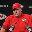 Andy Reid minimiza su discusión en la banca con Travis Kelce