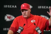 Andy Reid minimiza su discusión en la banca con Travis Kelce