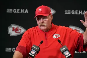 Andy Reid minimiza su discusión en la banca con Travis Kelce