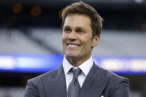 Dueño de Raiders revela que Tom Brady estuvo cerca de ser QB del equipo antes de ir a Buccaneers