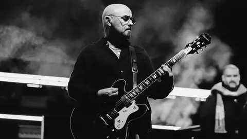 Guitarrista de Oasis anuncia que padece cáncer y se retira temporalmente de la gira
