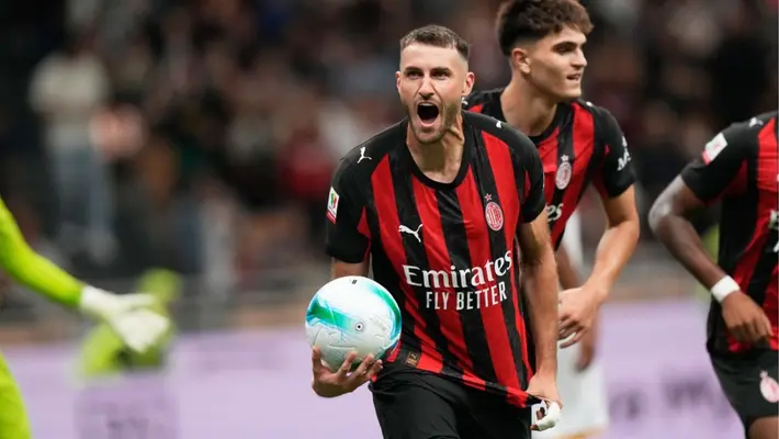 Santiago Giménez rompe sequía y anota en la Coppa de Italia con Milan
