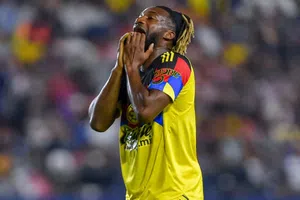 ¡Se encendieron las alarmas! Primer pique de Saint-Maximin y ya sintió molestias