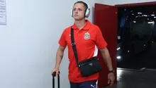 ¿Interesante? Chicharito reaparece en redes con polémico video barriendo
