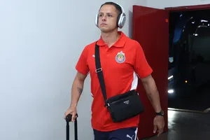 ¿Interesante? Chicharito reaparece en redes con polémico video barriendo