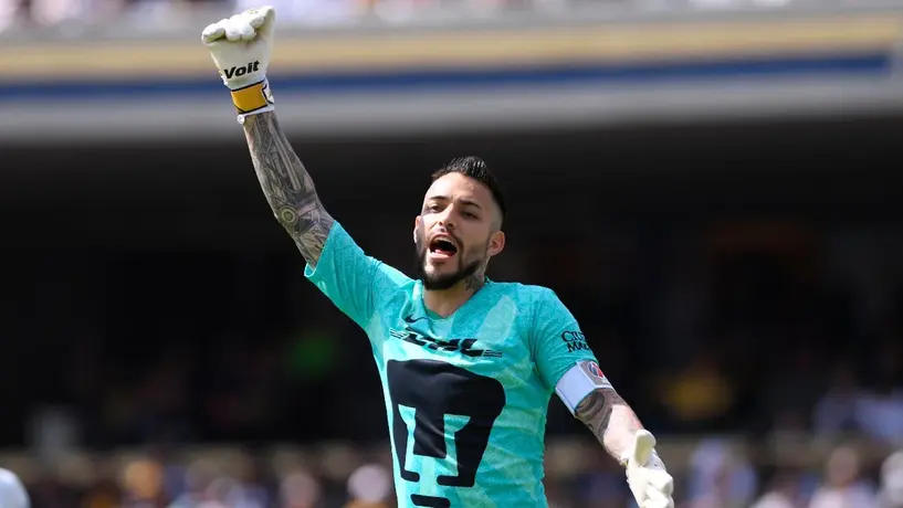 Afición de Pumas estalla: 'Pollo' Saldívar captado con chamarra de Tigres en CU