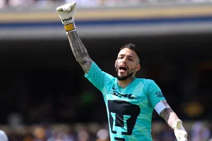 Afición de Pumas estalla: 'Pollo' Saldívar captado con chamarra de Tigres en CU