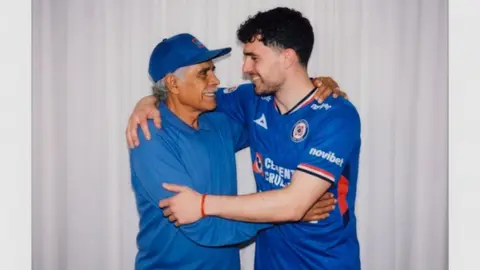 Cruz Azul se sube al trend y une a sus leyendas con los jugadores de la plantilla actual