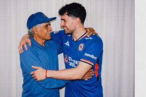 Cruz Azul se sube al trend y une a sus leyendas con los jugadores de la plantilla actual