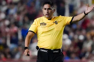 Oscar Mejía es elegido como el árbitro del Clásico Nacional del Apertura 2025