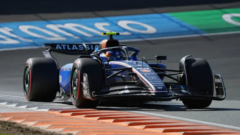 Carlos Sainz compara a Liam Lawson con Checo Pérez tras incidente en Países Bajos