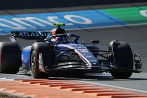 Carlos Sainz compara a Liam Lawson con Checo Pérez tras incidente en Países Bajos