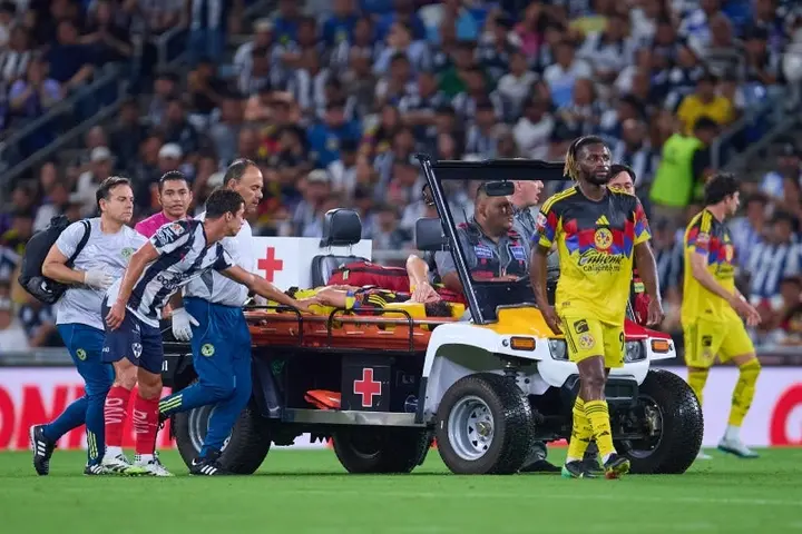 Dagoberto Espinoza salió lesionado ante Rayados | MEXSPORT