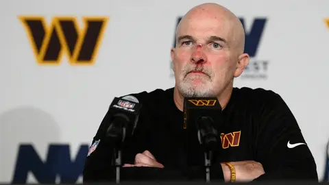 Entrenador de Commanders Dan Quinn resulta herido tras choque con Marcus Mariota en la banda