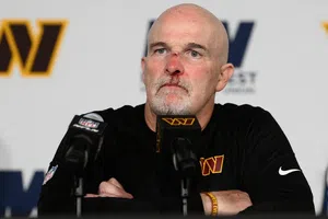 Entrenador de Commanders Dan Quinn resulta herido tras choque con Marcus Mariota en la banda