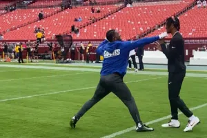 ¿Golpes en la NFL? Calentamiento del Giants vs Commanders se pone 'violento'