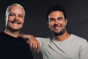 ¡Ilusionados! Así reaccionaron empleados de Cadillac a la llegada de Checo Pérez y Valterri Bottas