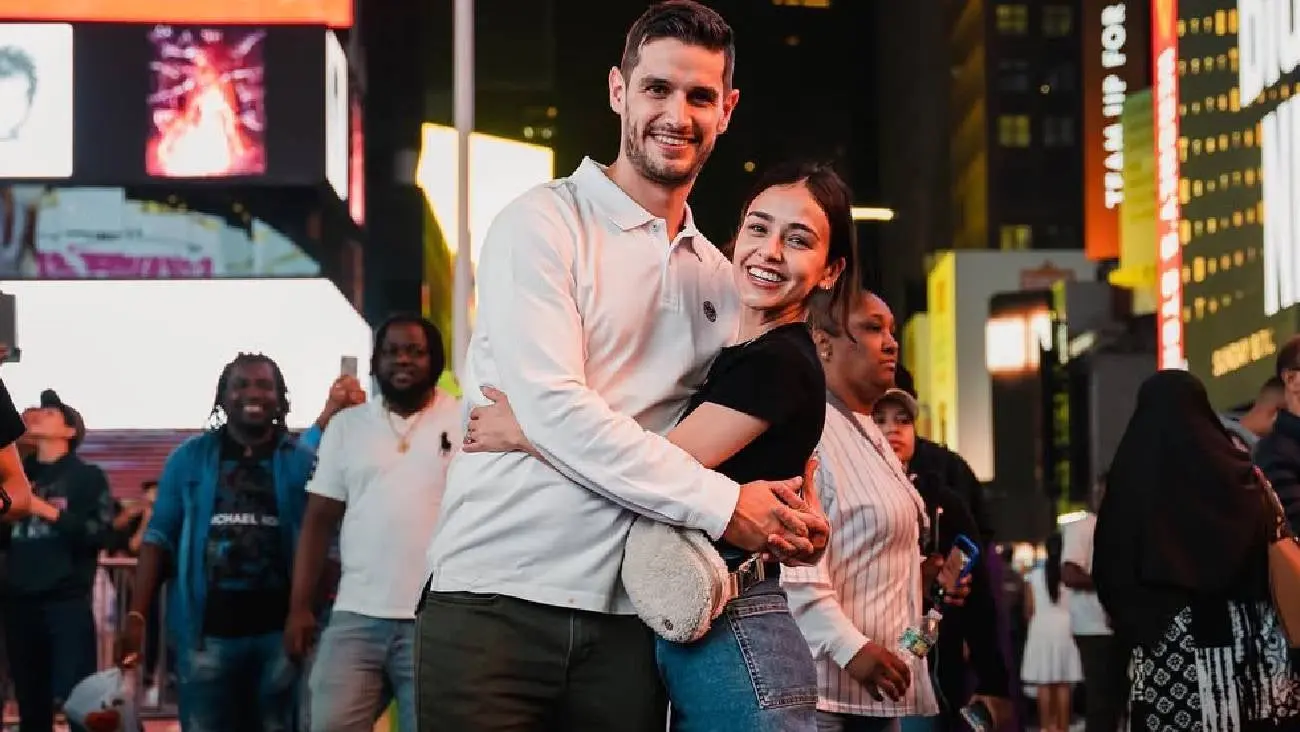Adrián Marcelo confesó que todavía encuentra fotografías de Karina Puente en su celular. / RS