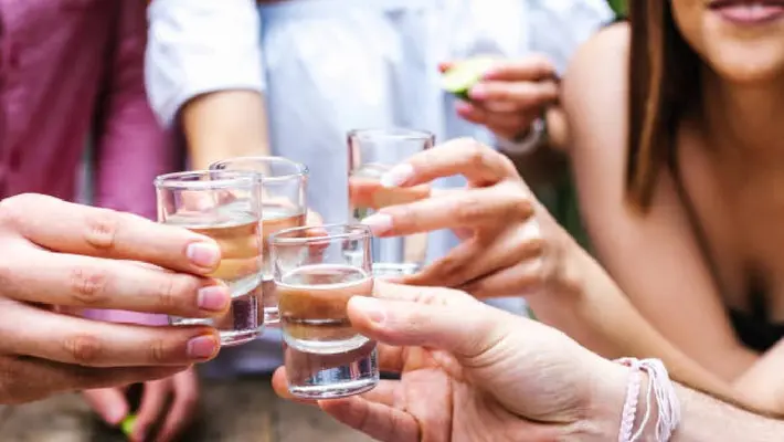 Consumo de alcohol en mujeres se disparó durante la pandemia, revela estudio de la UNAM
