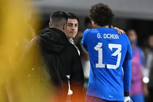 ¡En Marbella! Guillermo Ochoa y Guardado protagonizan encuentro con Alejandro Fernández