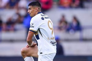 Guillermo Martínez sigue con la pólvora mojada; se perdió dos claras de gol ante Atlas
