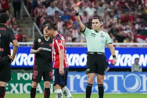 Polémica en juego de Chivas: Fernando González fue expulsado ante Toluca