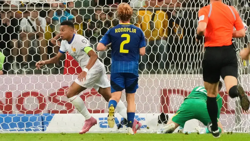 Francia de Mbappé vence a Ucrania y comienza la clasificación para el Mundial