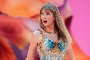 Arrestan a detective privado que buscaba a Taylor Swift en casa de Travis Kelce