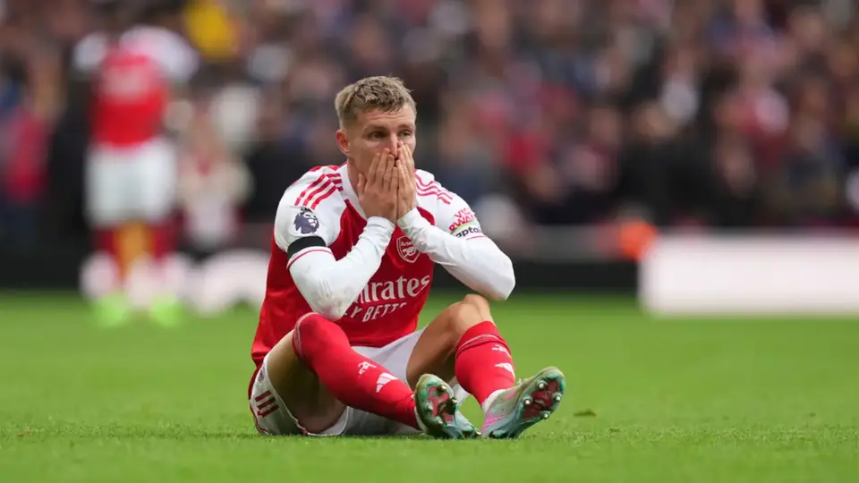 Martin Odegaard sale lesionado por tercer partido consecutivo en Premier League