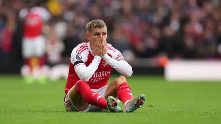 Martin Odegaard sale lesionado por tercer partido consecutivo en Premier League