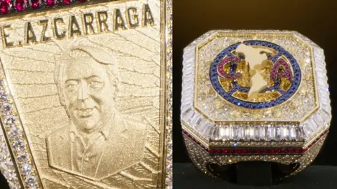 Emilio Azcárraga presume anillo especial del tricampeonato con América
