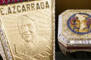 Emilio Azcárraga presume anillo especial del tricampeonato con América