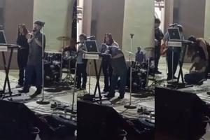 VIDEO: Profesor de música muere en el escenario mientras interpretaba la canción ‘A mi manera’