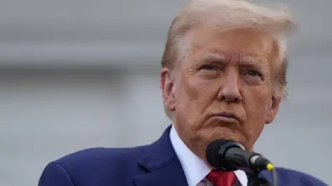 Trump ordena cárcel y deportación a quien queme bandera de Estados Unidos