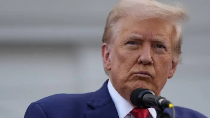 Trump ordena cárcel y deportación a quien queme bandera de Estados Unidos