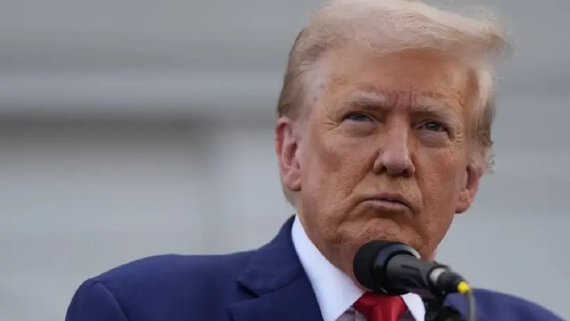 Trump ordena cárcel y deportación a quien queme bandera de Estados Unidos