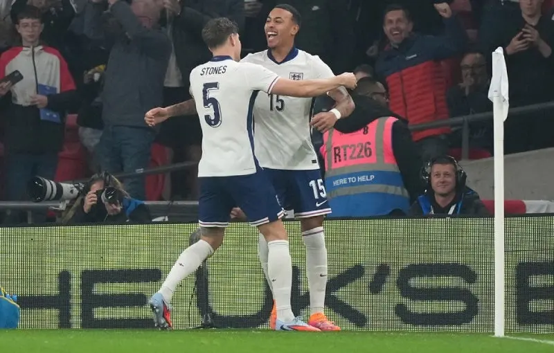 Morgan Rogers celebra su gol con John Stones | AP
